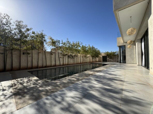 Découvrez notre somptueuse villa de luxe avec 4 suites, idéalement située au cœur du prestigieux Golf d'Amelkis à Marrakech.
